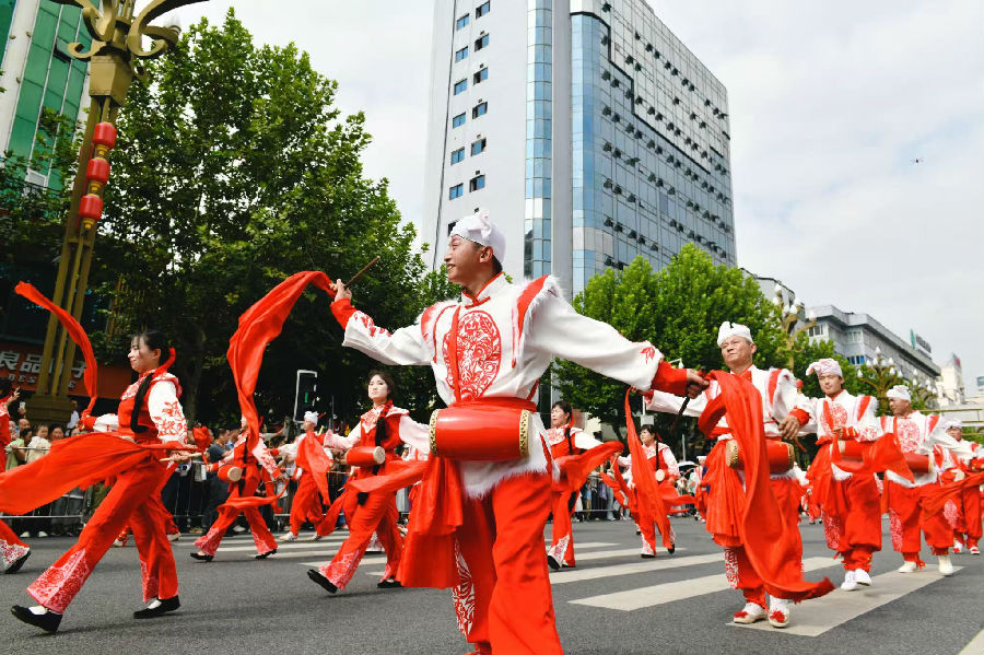 安塞腰鼓队的表演（高寒 摄）