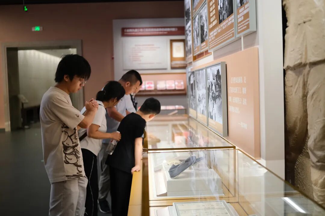 参观者在中国人民抗日战争纪念馆《为了民族解放与世界和平》主题展览参观。（经济日报记者 朱双健 摄）