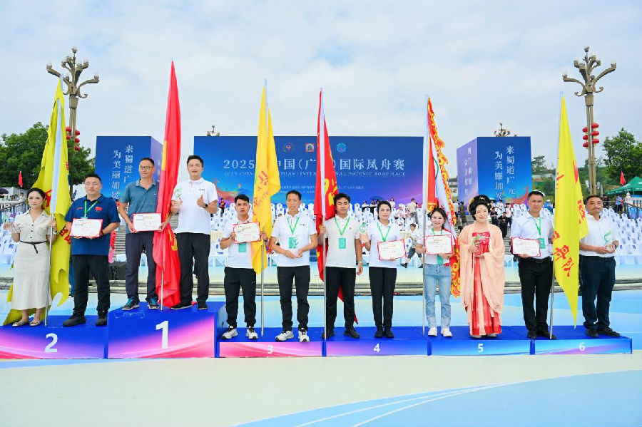 现场颁奖（戚原 摄）