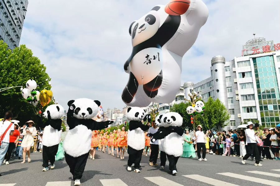 “曌动广元”群众巡游现场（戚原 摄）