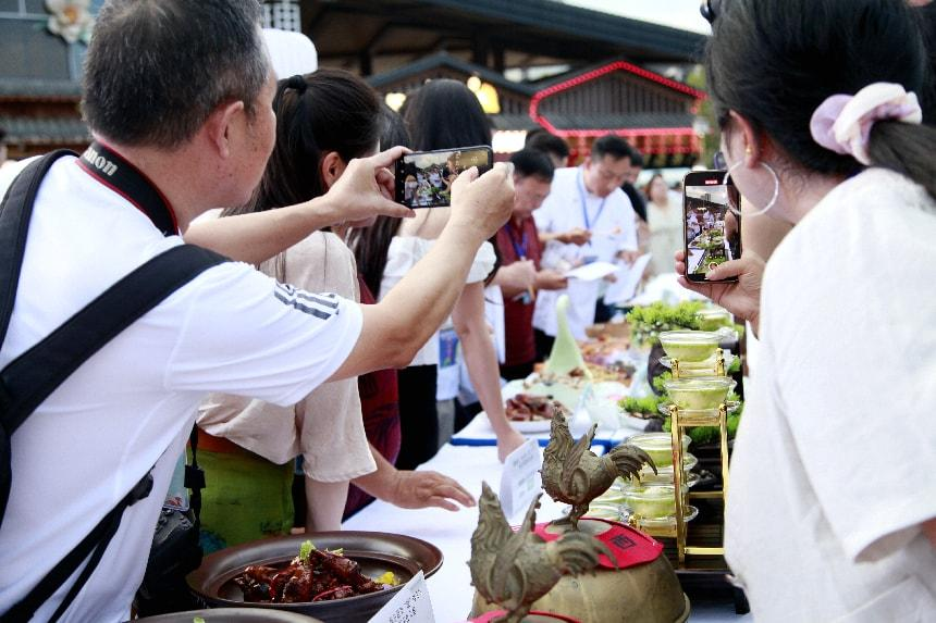 美食大赛现场评委正在试吃打分（彭红玲 摄）