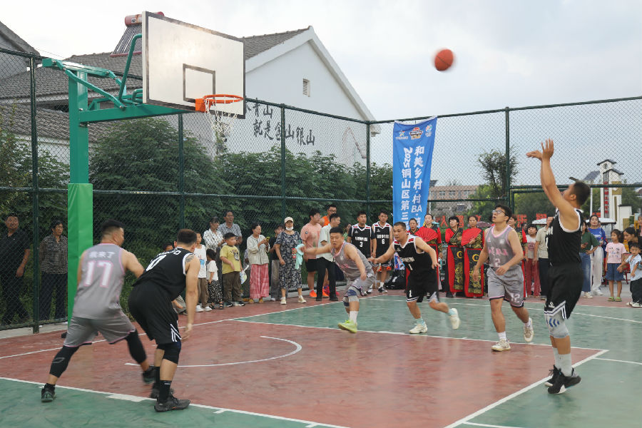 精准发球（朱永生 摄）