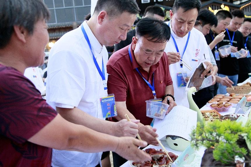 店主正在向评委介绍自家美食（彭红玲 摄）