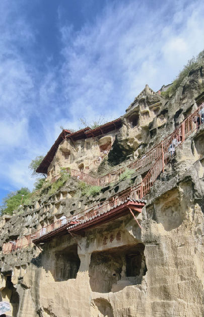 千佛崖景区游客众多（戚原  摄）