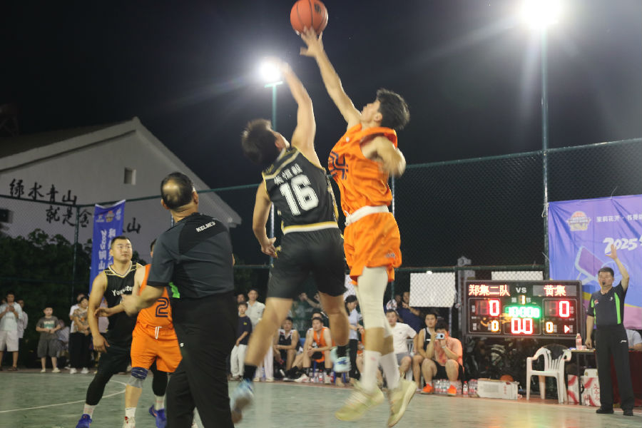 球场上队员们“龙争虎斗”（朱永生 摄）