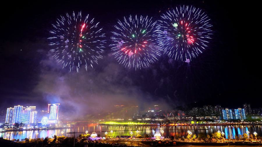  广元女儿节之夜精彩片段（戚原  摄）