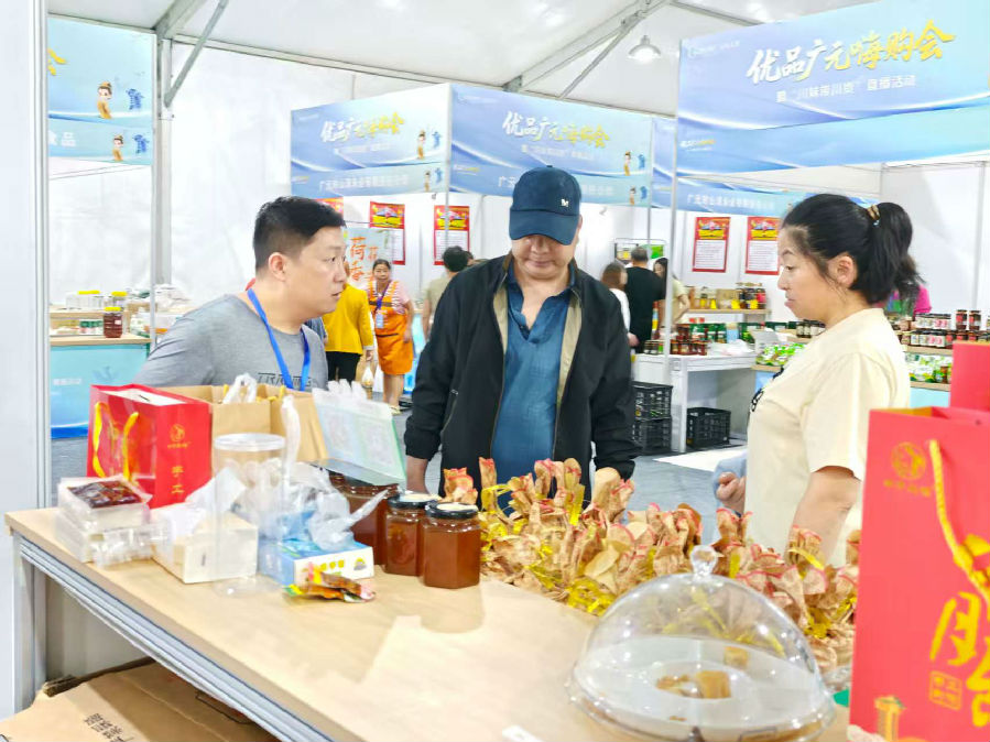 游客争相选购朝天特产（曾媛  摄）