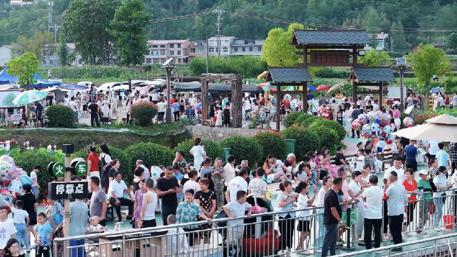 游人如织(黄智发 摄) 游人如织(黄智发 摄)