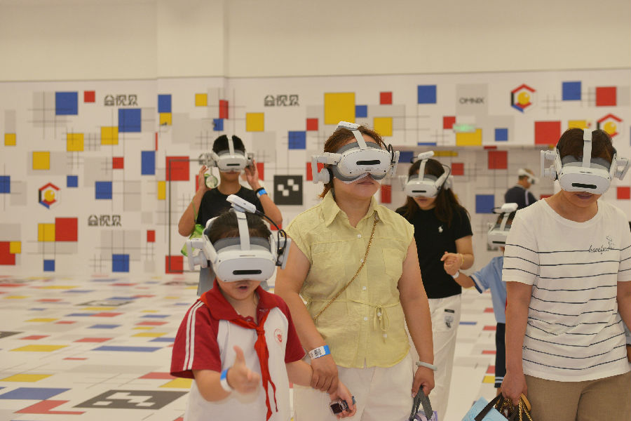 市民群众体验虚拟现实电影（王仰浩 摄）