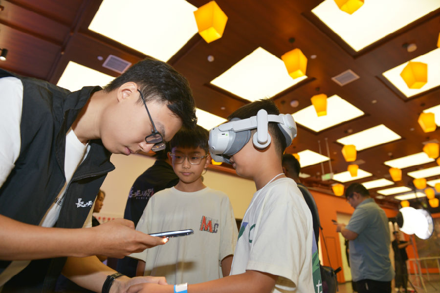 市民群众体验虚拟现实电影（王仰浩 摄）