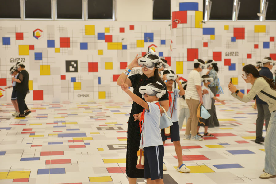 市民群众体验虚拟现实电影（王仰浩 摄）