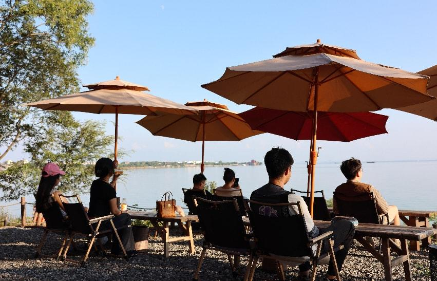 游客在黑石林野茶社观湖。（陈振 摄）