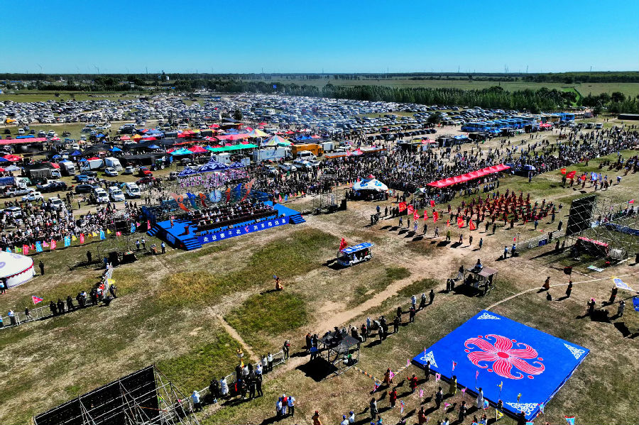 “2025吉林·郭尔罗斯草原那达慕”大会开幕(王佳亮 摄) “2025吉林·郭尔罗斯草原那达慕”大会开幕(王佳亮 摄)