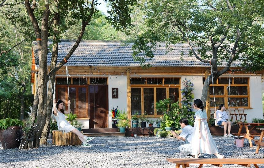 游客在黑石林野茶社拍照休闲。（陈振 摄）