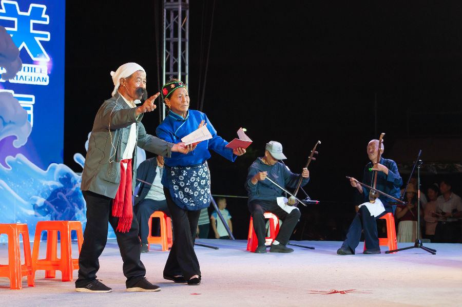 紧扣乡土特色的节目演出（邓立志 摄）