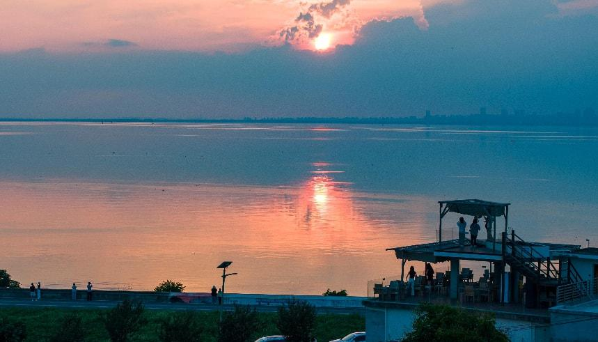 游客在巢海心邸茶室观巢湖落日。（陈振 摄）