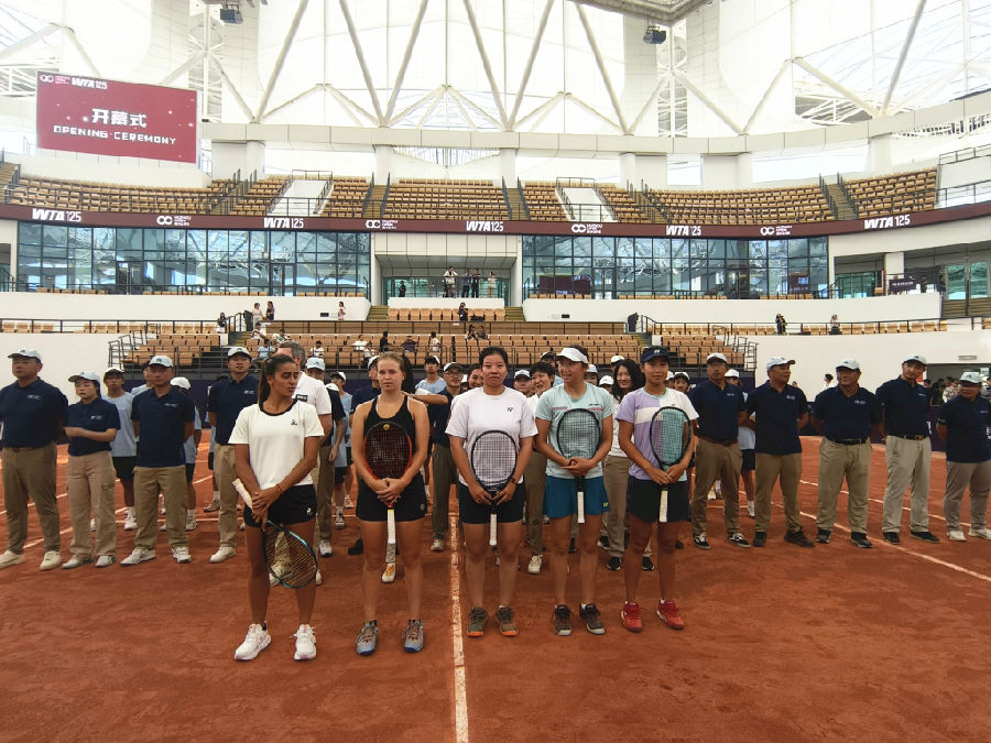 开幕式上运动员代表（曾庆华 摄）