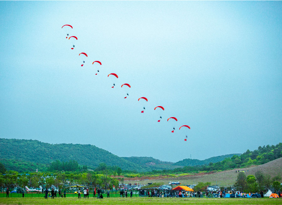 滑翔伞表演现场（刘嫣 摄）