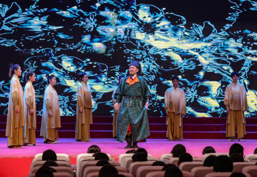 演员们正在表演吟诵剧（卜登鹏 摄）