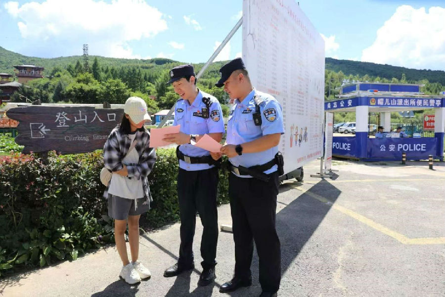 亚布力景区设“旅游警务服务点”(滕向超 摄) 亚布力景区设“旅游警务服务点”(滕向超 摄)