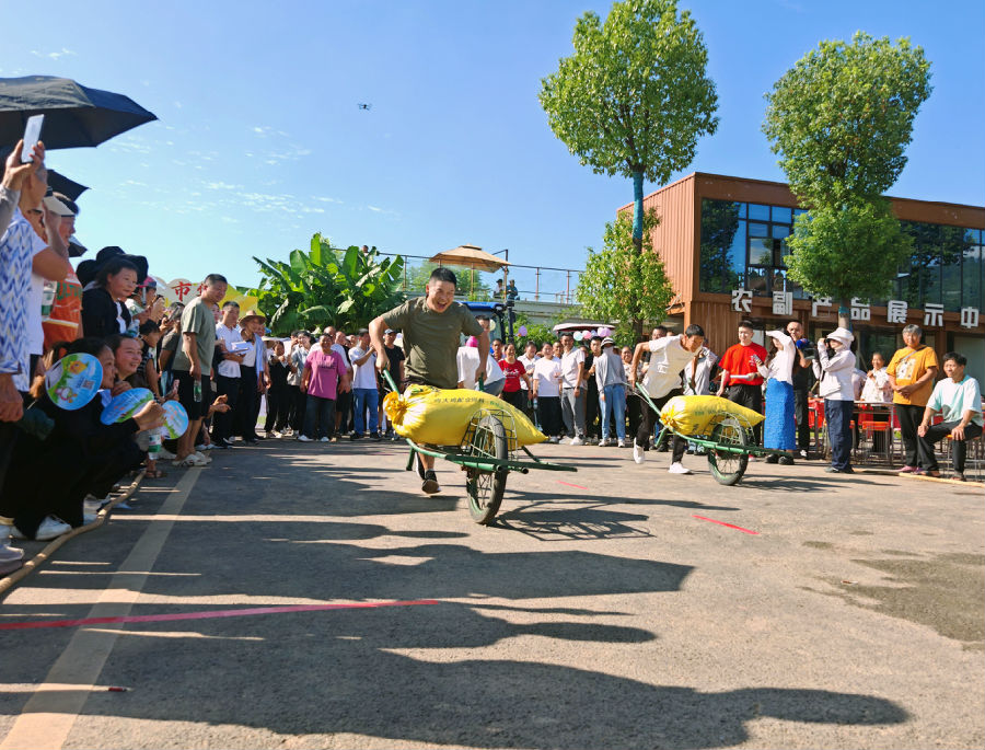 活动欢乐瞬间(罗俊涵 摄) 活动欢乐瞬间(罗俊涵 摄)