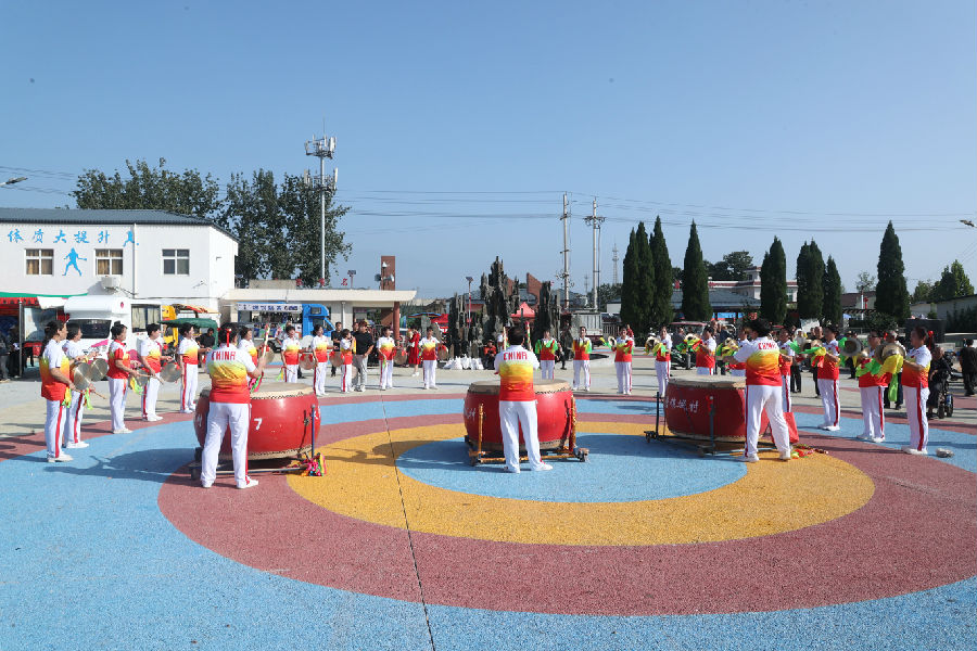 当地群众在文化大院敲锣打鼓共庆葡萄丰收（李东强 摄）