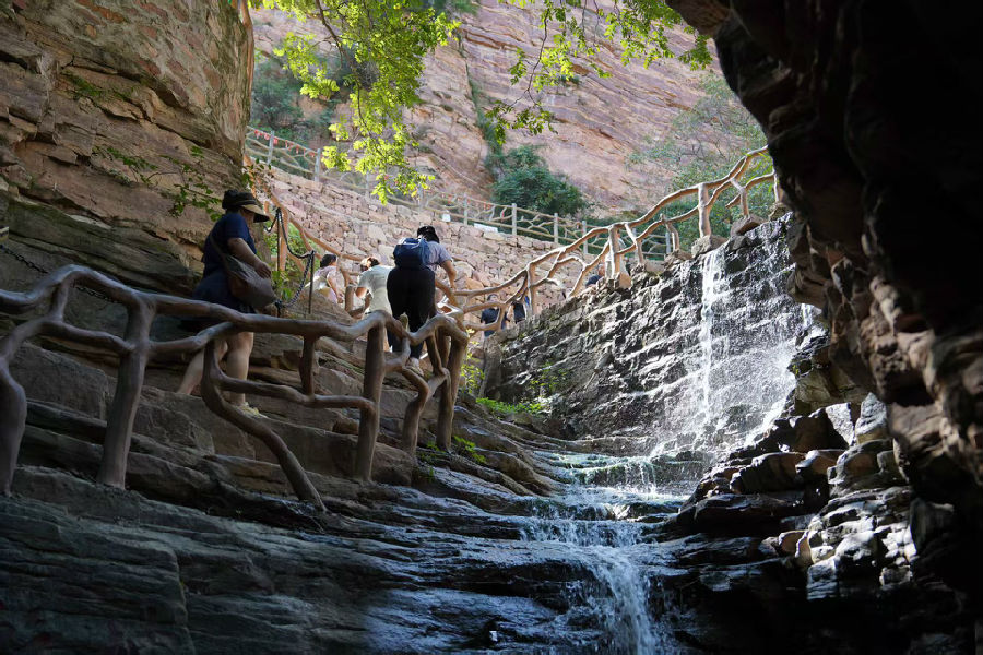 嘉宾走进天河山风景区（陈雷 摄）