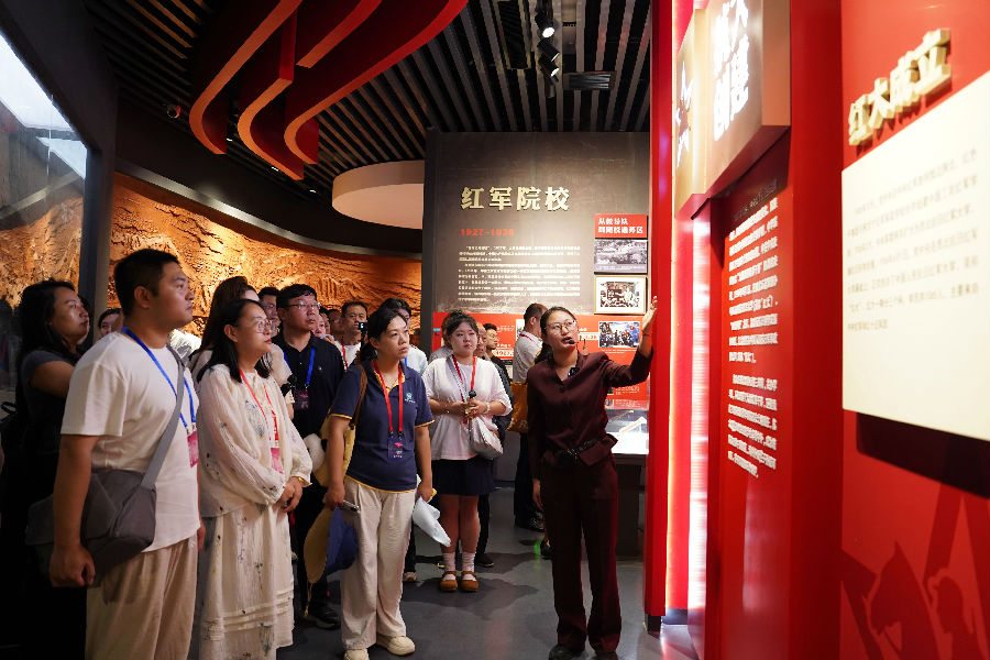 嘉宾在抗大陈列馆参观（田晓丽 摄）