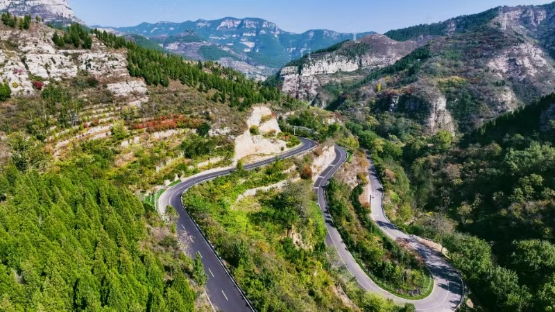 蜿蜒盘旋于石门景区内的风景廊道。（梁羽栋 摄）