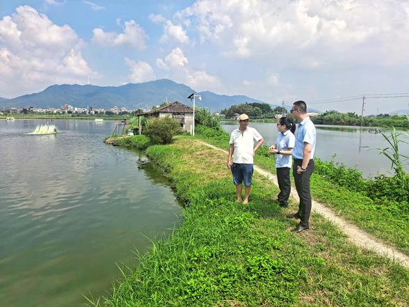 中健合作社负责人与邮储银行汕头市分行信贷客户经理互动日常 （肖荃 摄）