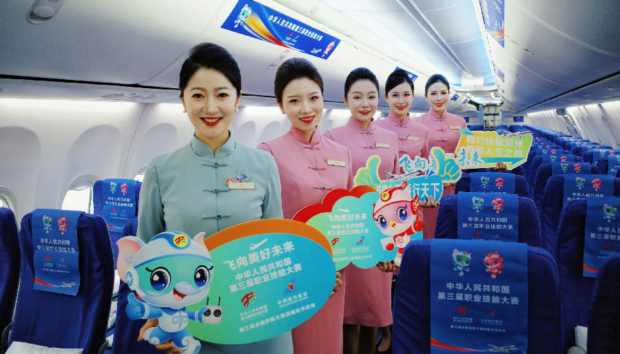 南航河南航空主题航班乘务组（周琳 摄）