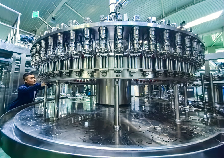 乐陵市汇源双链融合新项目员工在调试自动化生产（贾鹏 摄）