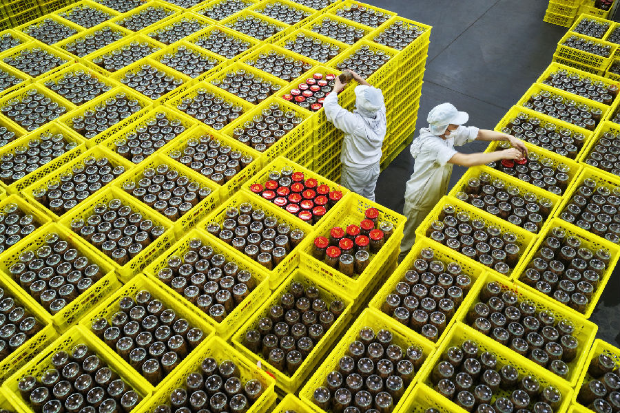 山东金鹏新乐润食品科技有限公司员工在生产车间忙碌（杨海 摄）