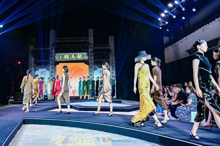“旗韵歇马 灯映晨风”旗袍秀活动现场（汪宇陆 摄）