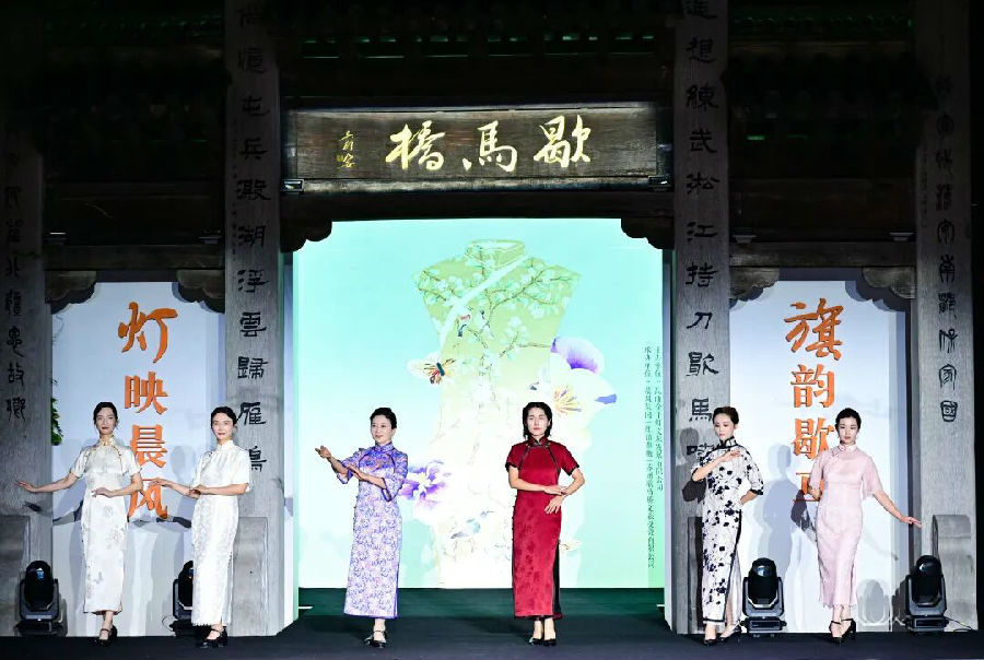 “旗韵歇马 灯映晨风”旗袍秀活动现场（汪宇陆 摄）