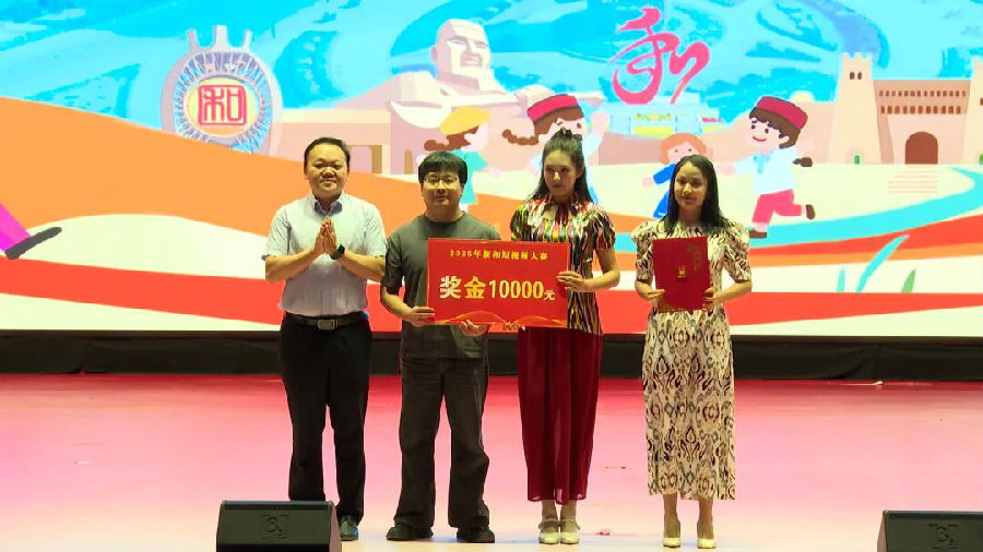 一等奖获奖选手 （齐曼古丽·萨塔尔 摄）