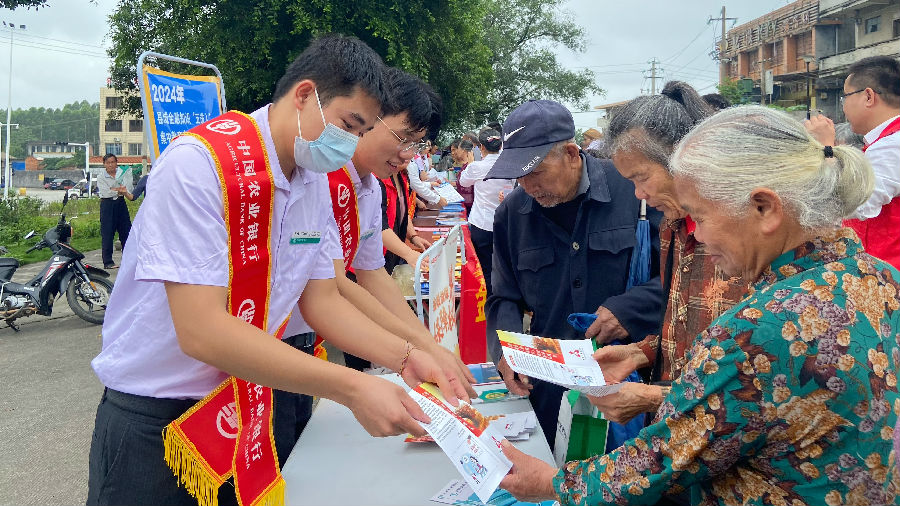 农行合山市支行组织青年志愿者进入村镇开展金融知识宣传活动（蒙玲萍 摄）