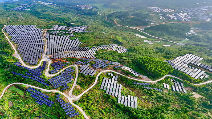 农行河池分行贷款支持的环江县驯乐苗族乡平莫村光伏发电项目（田艳丽 摄）