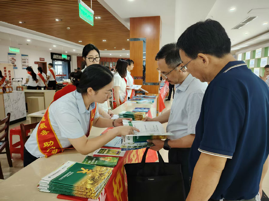 英山金融监管支局宣讲人员现场进行优惠政策讲解（肖晓 摄）