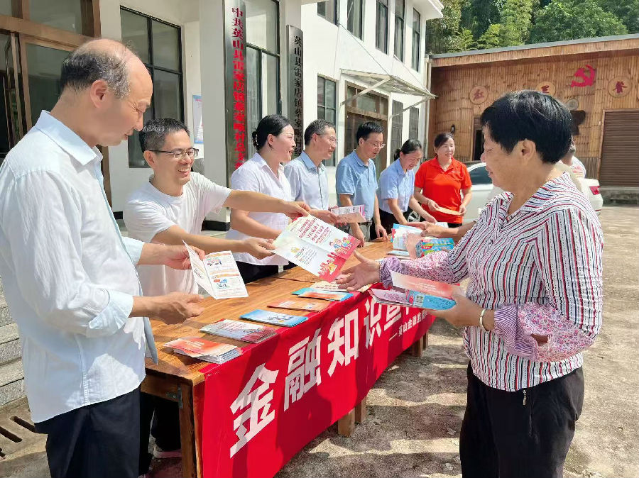 宣传队下乡进行金融安全知识宣讲 （肖晓 摄）
