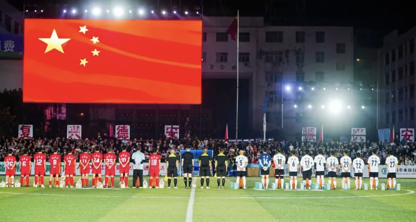 闭幕式上升国旗奏国歌(安璇 摄)