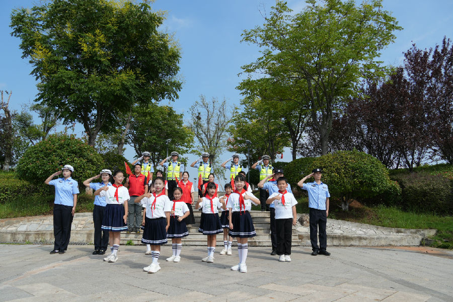 由志愿者和交警们组成的表演方阵(申文文 摄)
