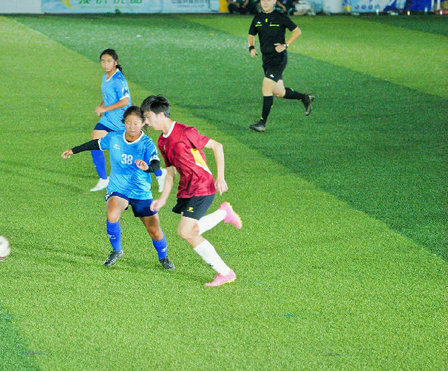 青少年足球表演赛现场(安璇 摄)