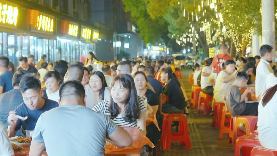 安陆“乡超”带动了安陆烧烤(安璇 摄)