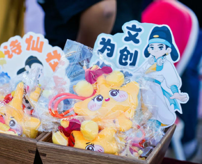 集市售卖的安陆文创产品(安璇 摄)