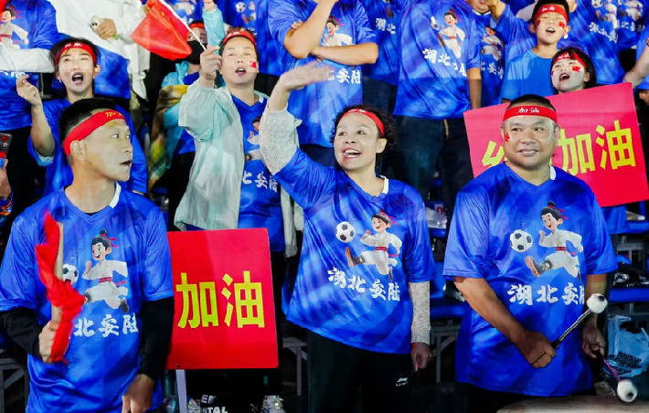 啦啦队员为家乡球队现场呐喊助威(安璇 摄)
