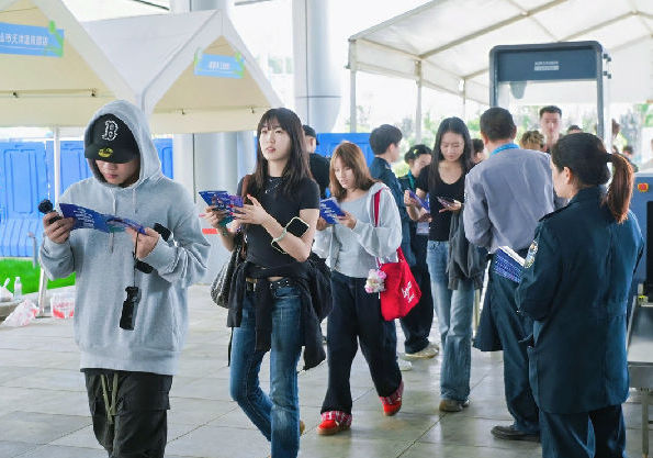 观众入场(景璇 摄) 观众入场(景璇 摄)