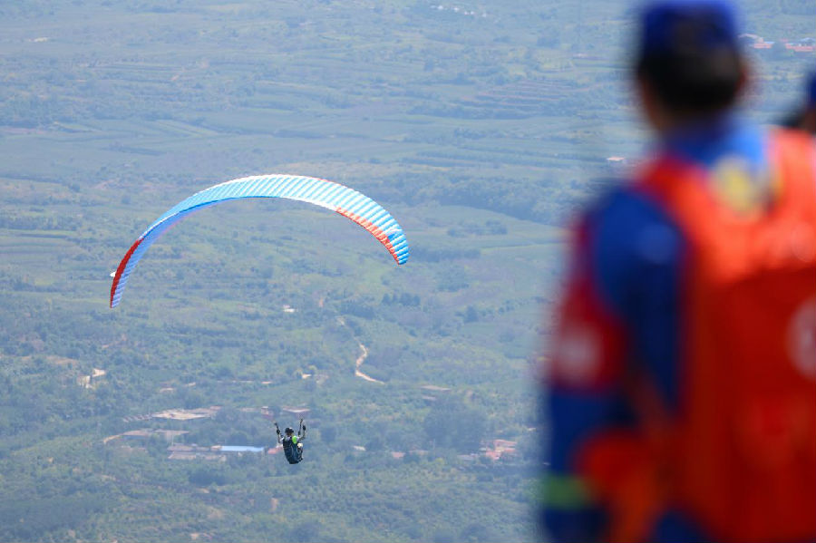 参赛选手在进行滑翔比赛（张晓峰 摄）