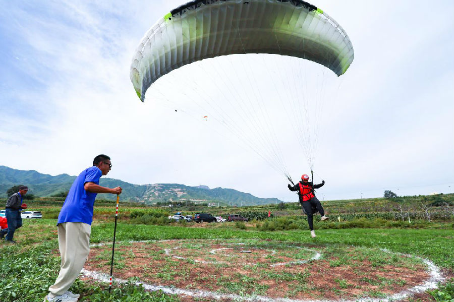 参赛选手在进行滑翔比赛（张晓峰 摄）