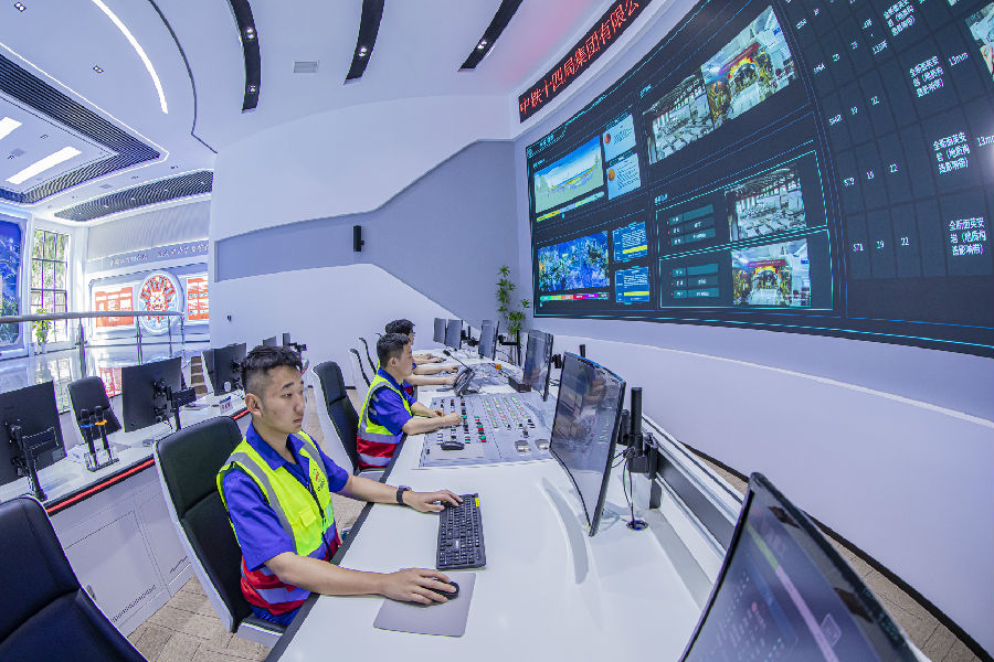 盾构机长在地面控制中心操纵”甬舟号“盾构机掘进。（宋新宇 摄）